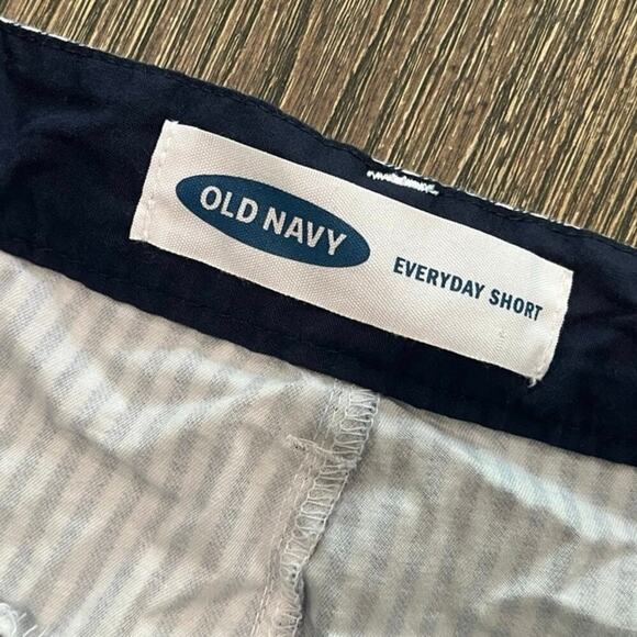 Old Navy Everyday Shorts Mid Rise Flat Front Cotton Striped Blue White Size 12 - Picture 6 of 7